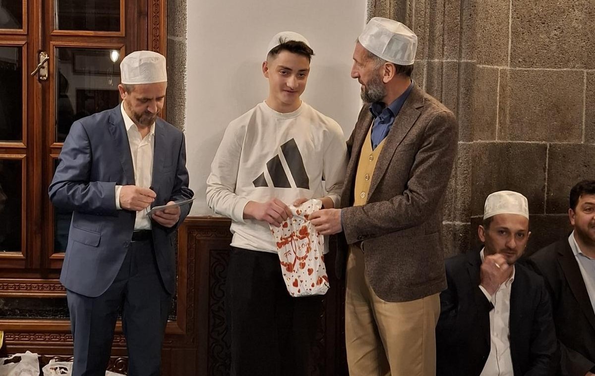 Erzurum’da gençler camide buluştu; ödüllerine kavuştu
