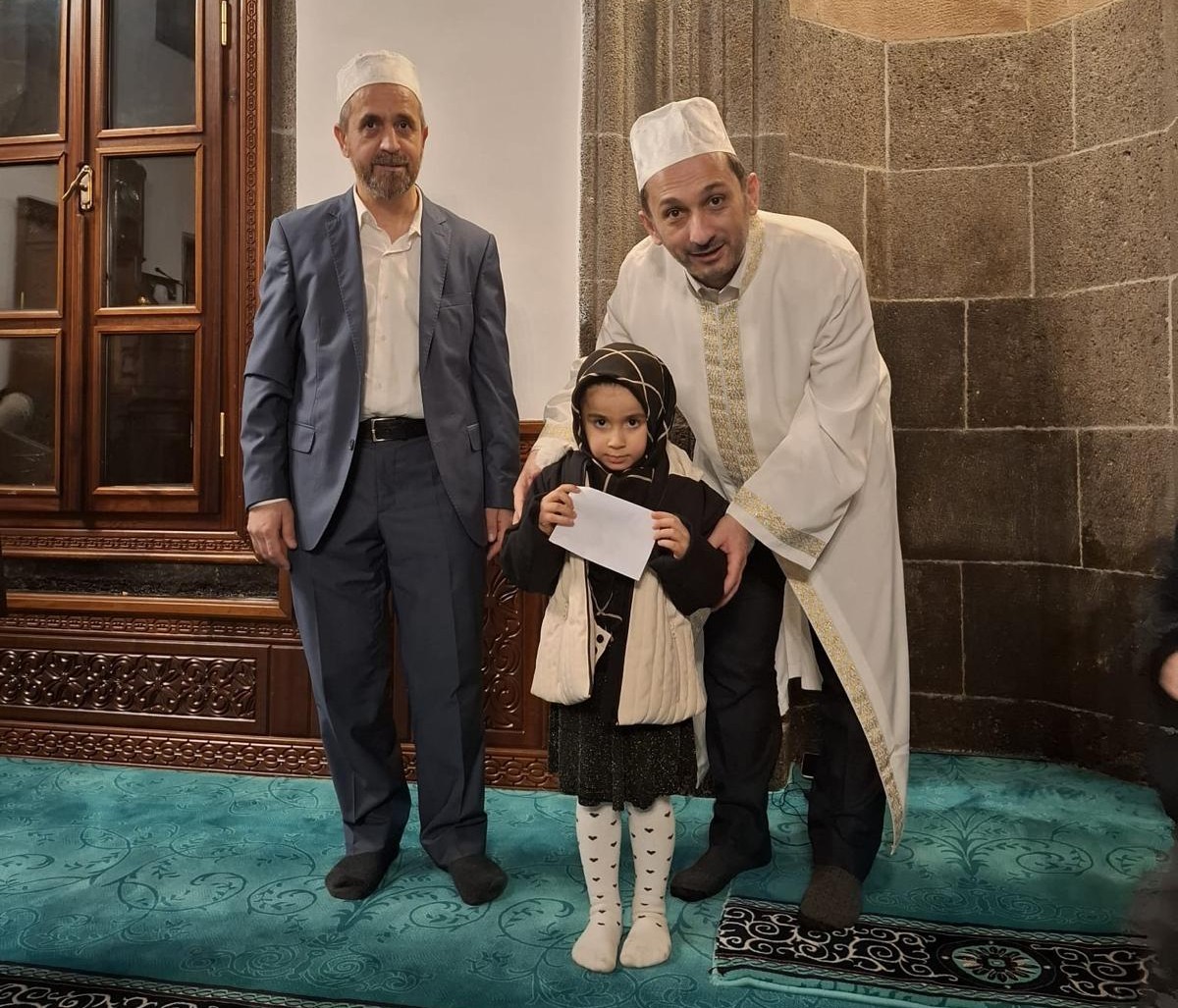 Erzurum’da gençler camide buluştu; ödüllerine kavuştu
