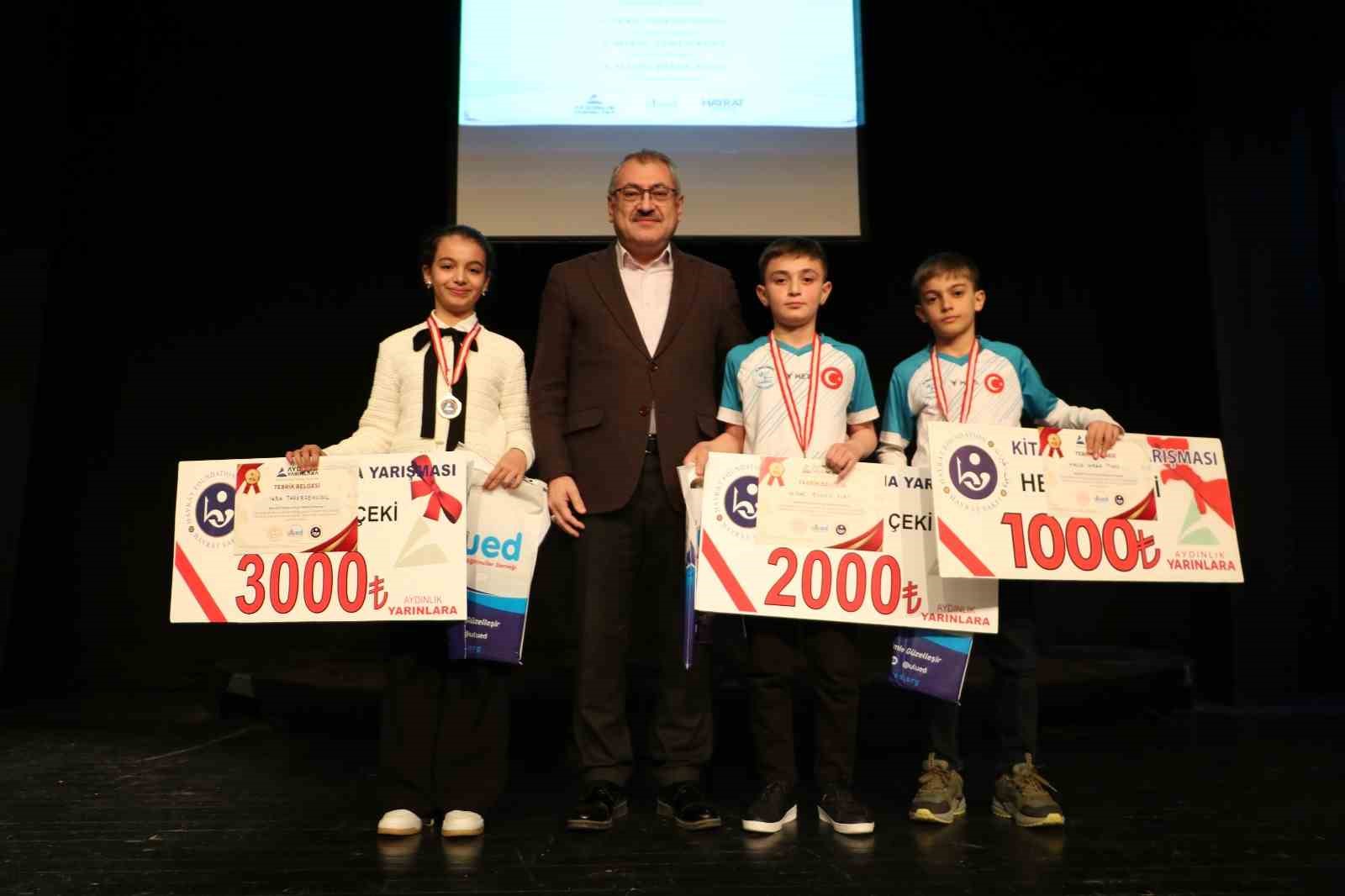 Erzurum’da gençler kitapla buluştu, ödüller sahiplerini buldu
Erzurum’da gençler kitapla buluştu, ödüller sahiplerini buldu