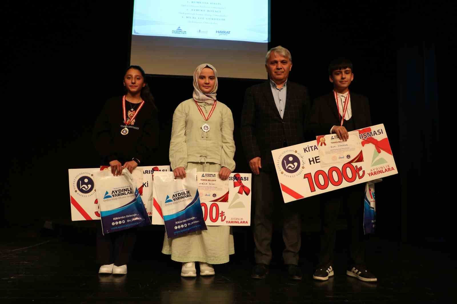 Erzurum’da gençler kitapla buluştu, ödüller sahiplerini buldu
Erzurum’da gençler kitapla buluştu, ödüller sahiplerini buldu