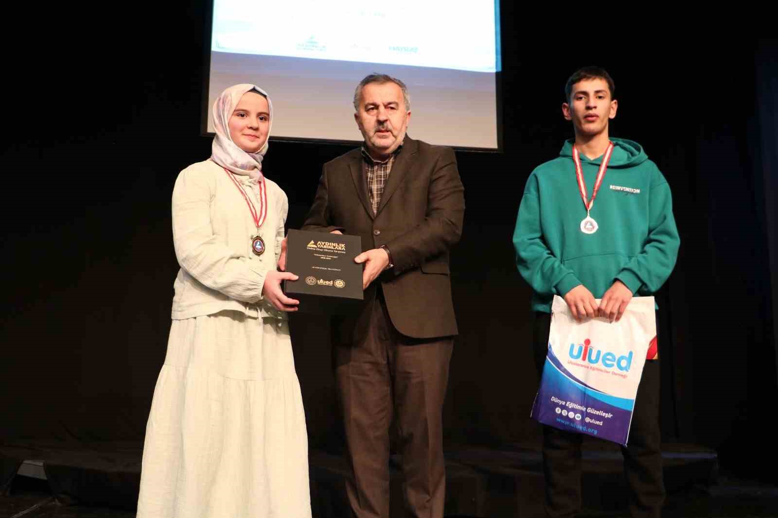 Erzurum’da gençler kitapla buluştu, ödüller sahiplerini buldu
Erzurum’da gençler kitapla buluştu, ödüller sahiplerini buldu