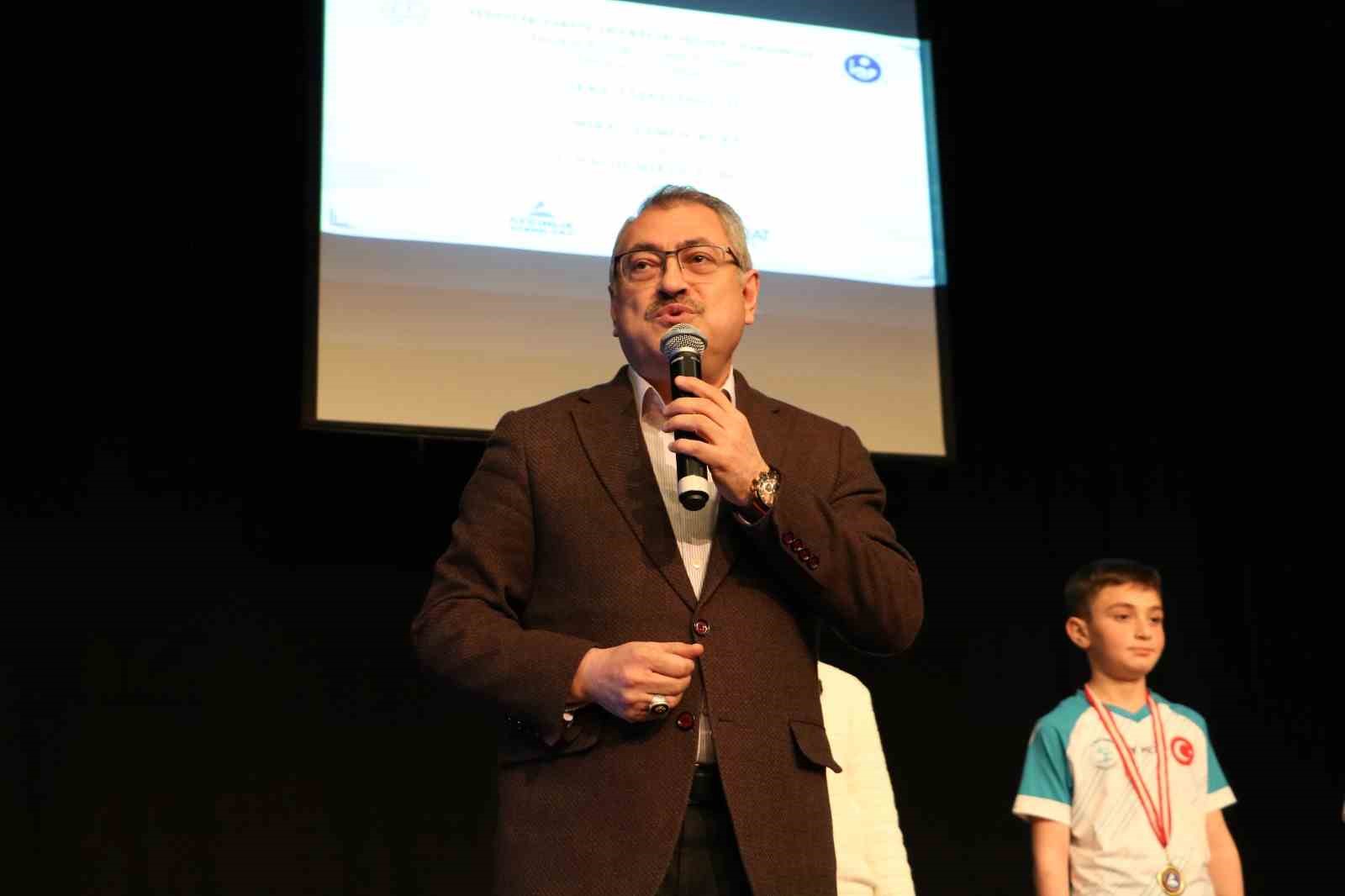 Erzurum’da gençler kitapla buluştu, ödüller sahiplerini buldu
Erzurum’da gençler kitapla buluştu, ödüller sahiplerini buldu