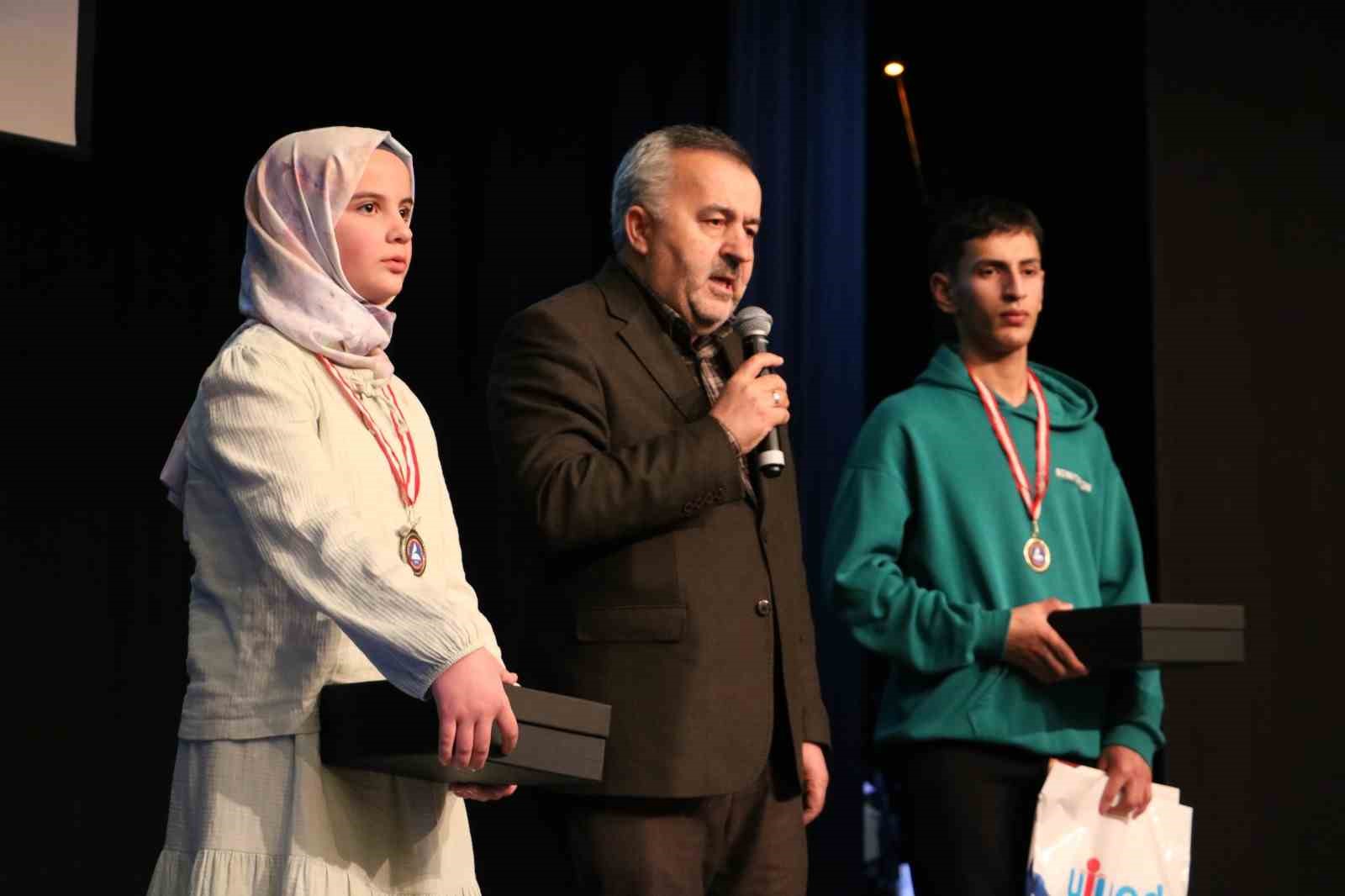 Erzurum’da gençler kitapla buluştu, ödüller sahiplerini buldu
Erzurum’da gençler kitapla buluştu, ödüller sahiplerini buldu