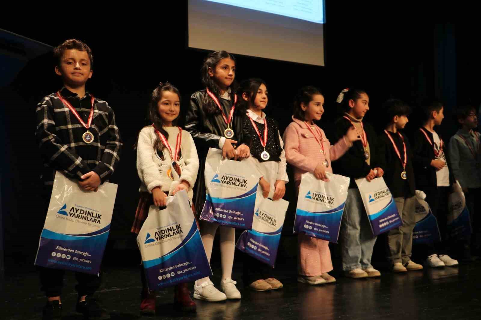 Erzurum’da gençler kitapla buluştu, ödüller sahiplerini buldu
Erzurum’da gençler kitapla buluştu, ödüller sahiplerini buldu