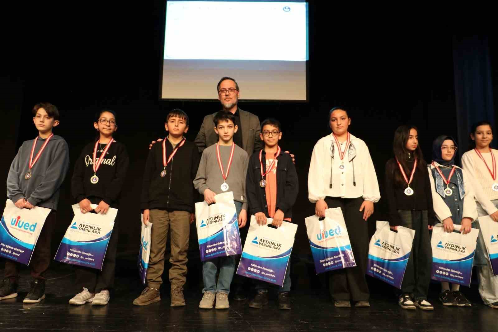 Erzurum’da gençler kitapla buluştu, ödüller sahiplerini buldu
Erzurum’da gençler kitapla buluştu, ödüller sahiplerini buldu