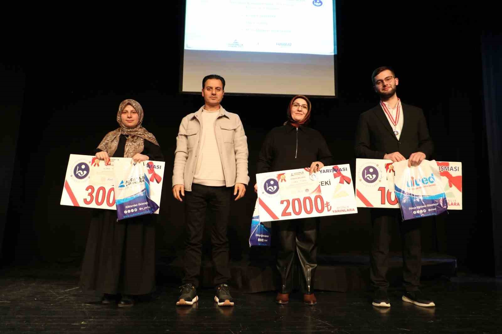 Erzurum’da gençler kitapla buluştu, ödüller sahiplerini buldu
Erzurum’da gençler kitapla buluştu, ödüller sahiplerini buldu