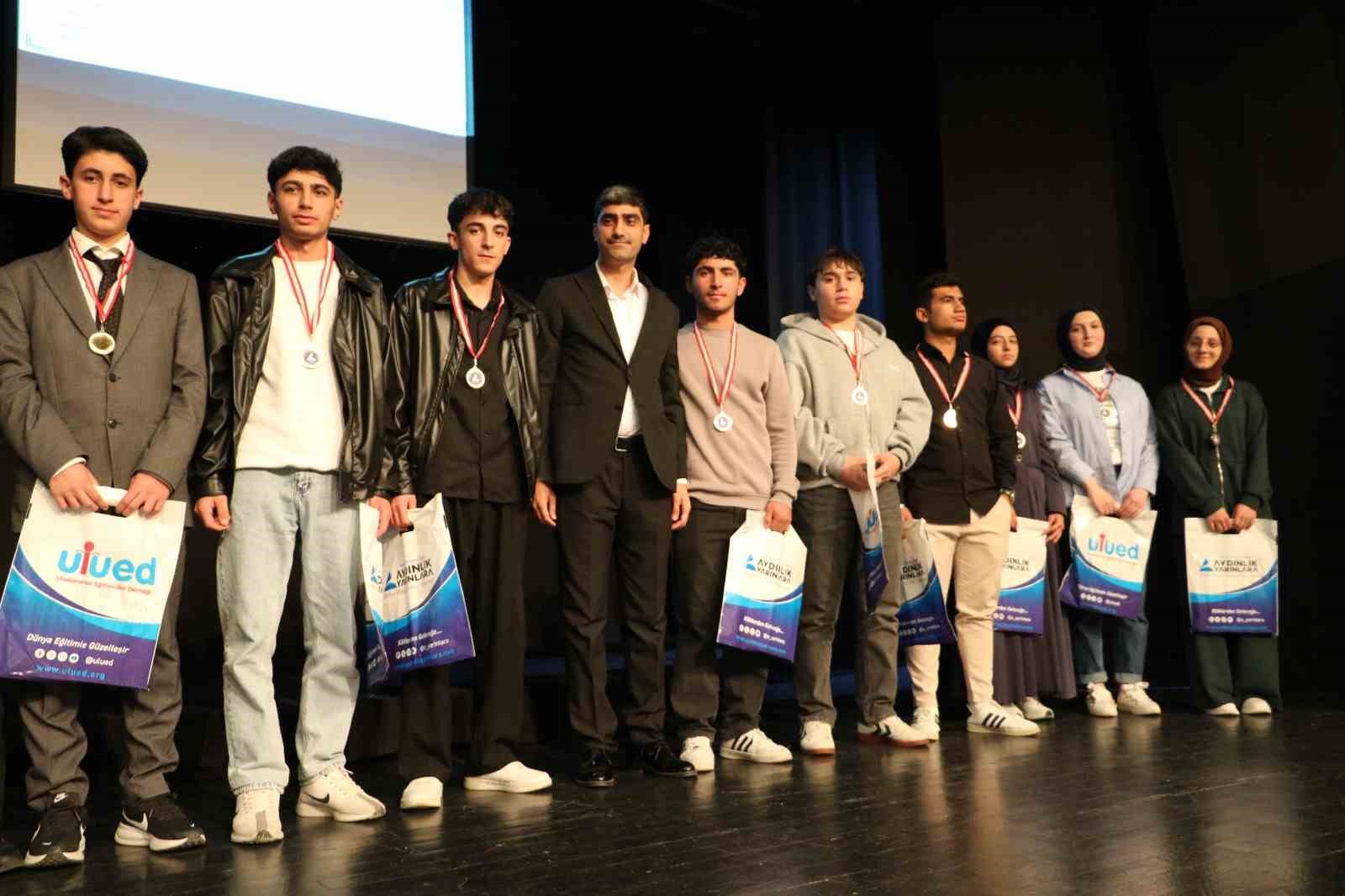 Erzurum’da gençler kitapla buluştu, ödüller sahiplerini buldu
Erzurum’da gençler kitapla buluştu, ödüller sahiplerini buldu