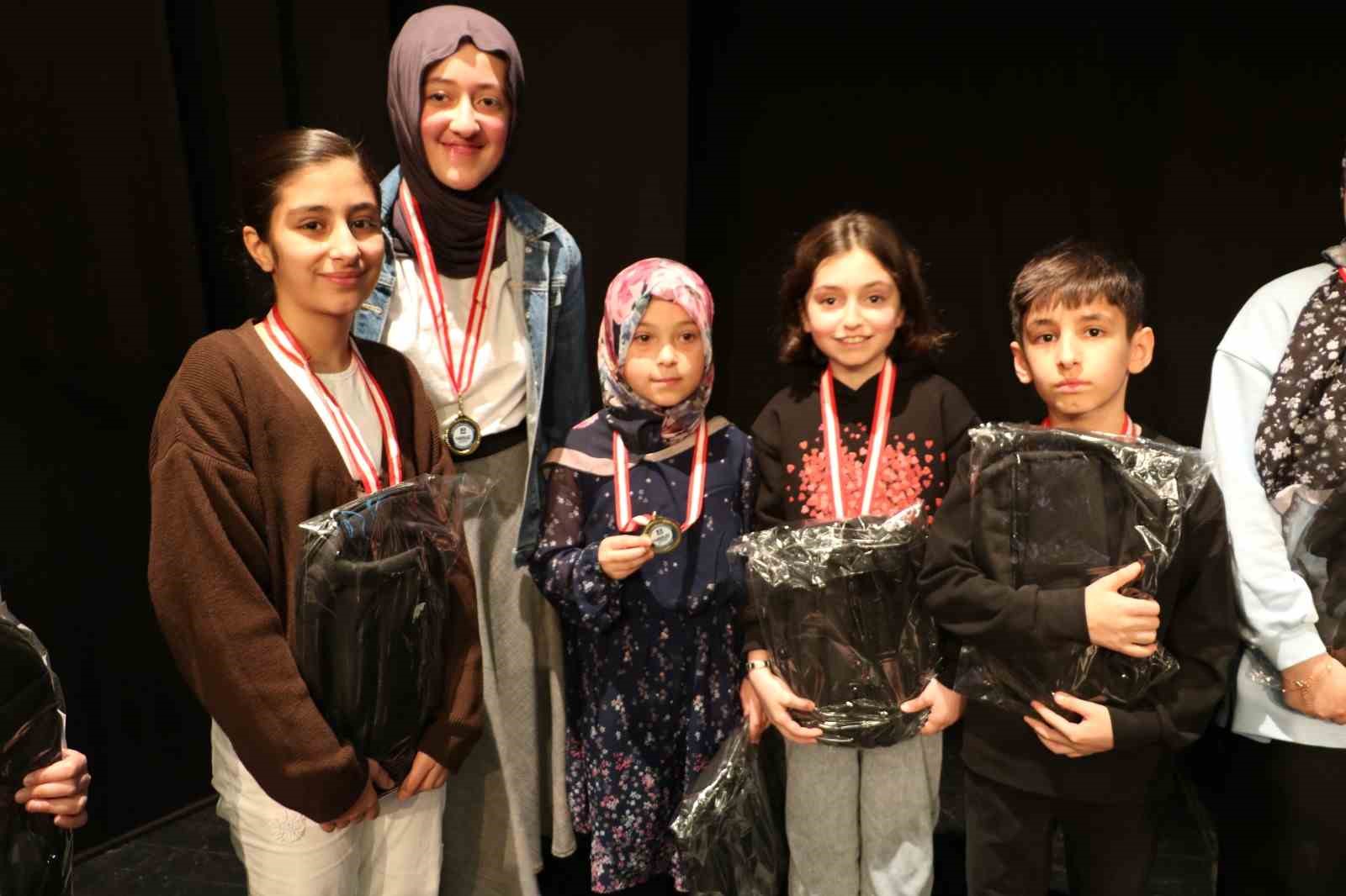 Erzurum’da gençler kitapla buluştu, ödüller sahiplerini buldu
Erzurum’da gençler kitapla buluştu, ödüller sahiplerini buldu