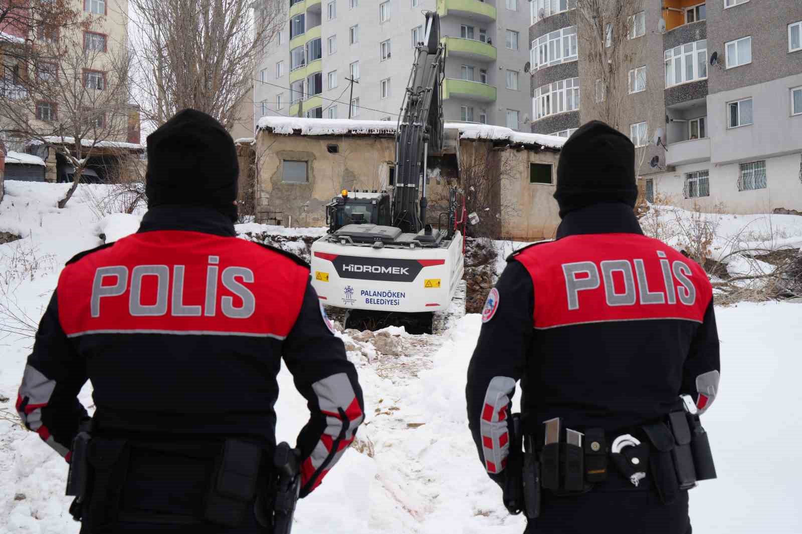Erzurum’da güvenlik ve huzur için metruk binalar tek tek yıkılıyor
