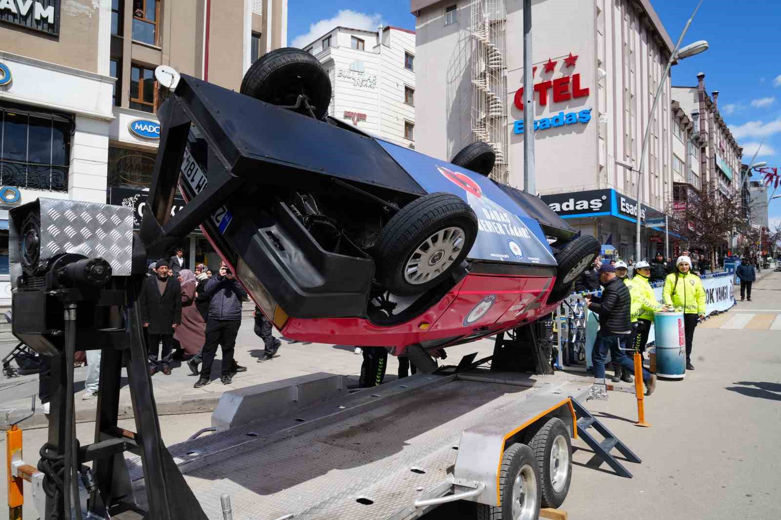 Erzurum’da hayati deneyim: Kaza anını birebir yaşadılar
