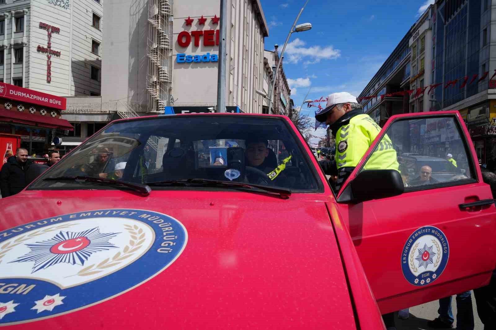 Erzurum’da hayati deneyim: Kaza anını birebir yaşadılar
