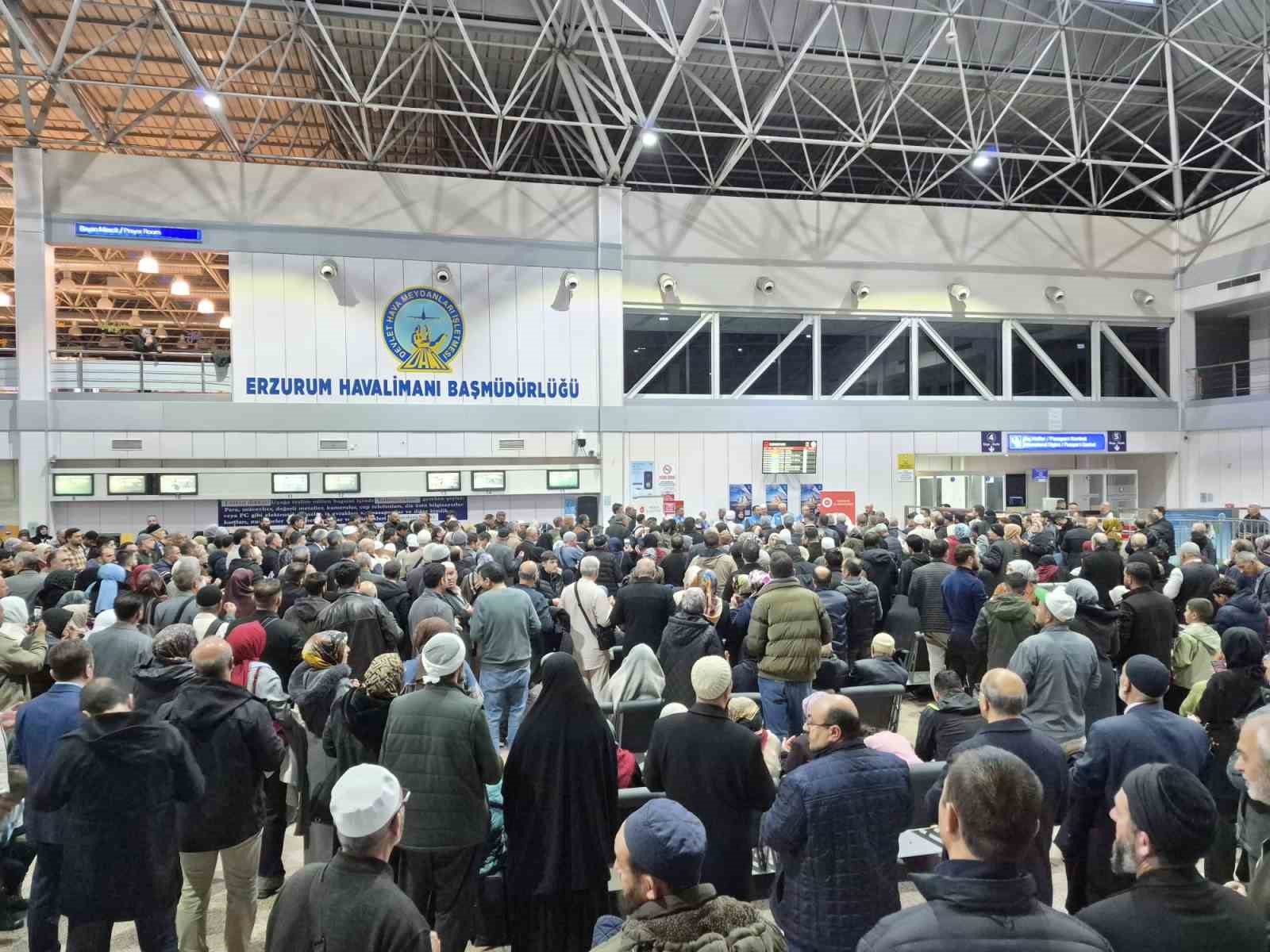 Erzurum’da  ilk hac kafilesi dualarla uğurlandı
