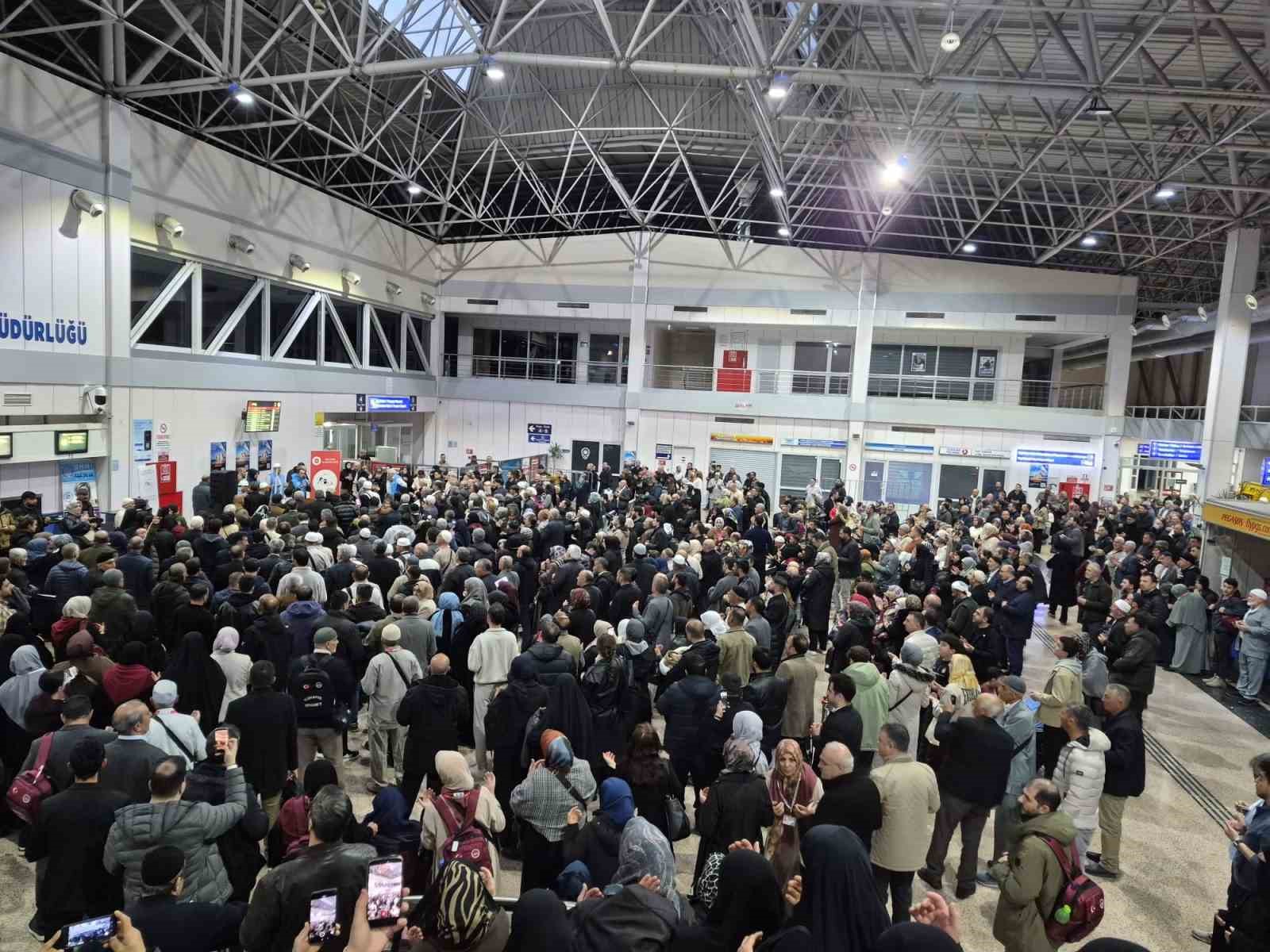 Erzurum’da  ilk hac kafilesi dualarla uğurlandı
