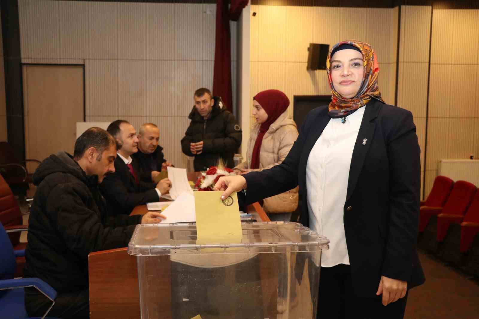 Erzurum’da kadın oda başkanı güven tazeledi
