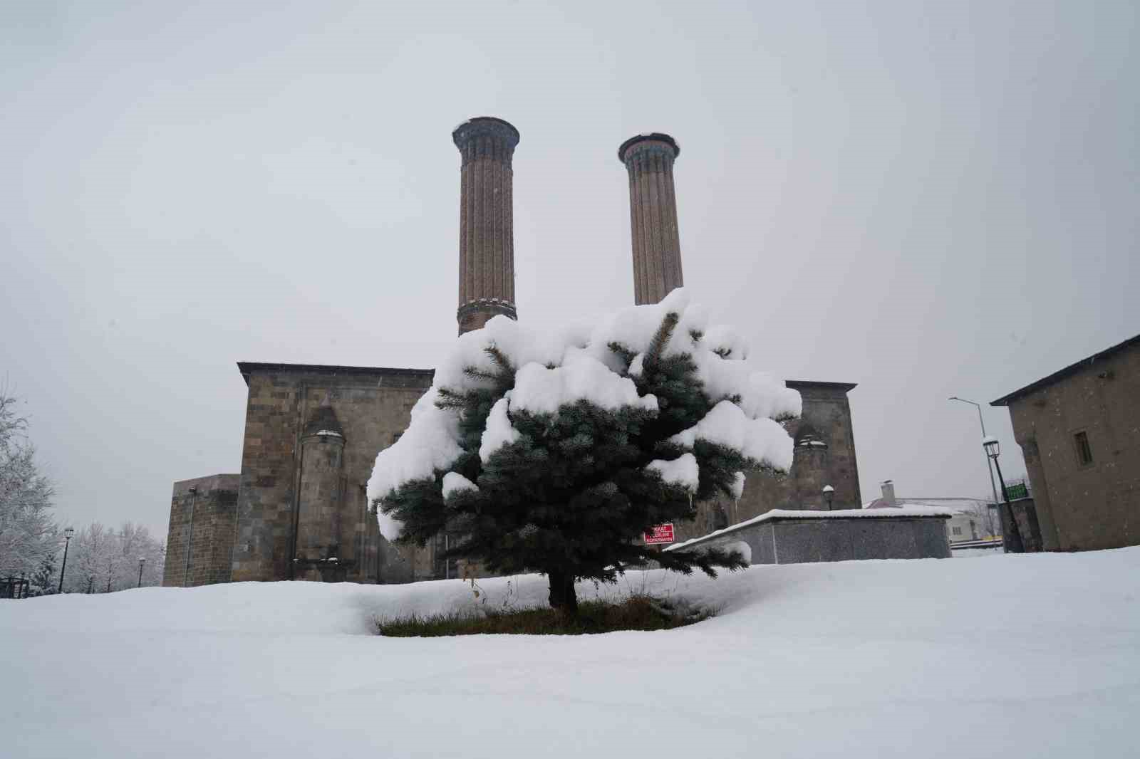 Erzurum’da kar kenti yeniden beyaza bürüdü
