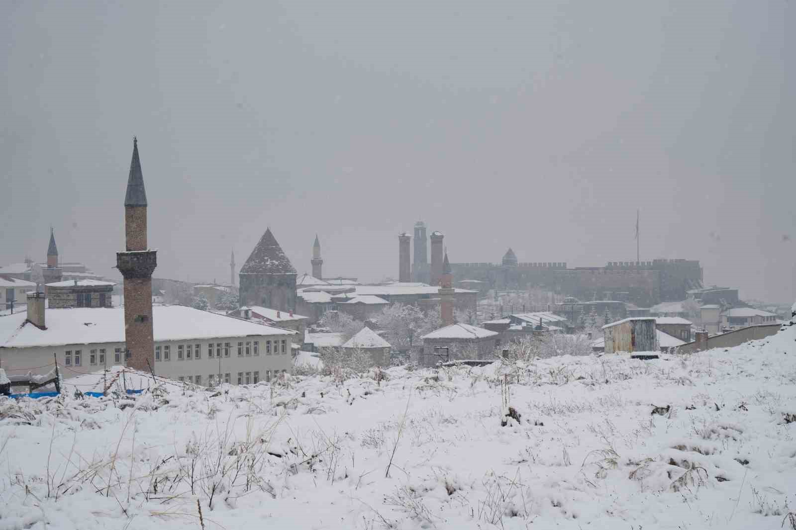 Erzurum’da kar kenti yeniden beyaza bürüdü
