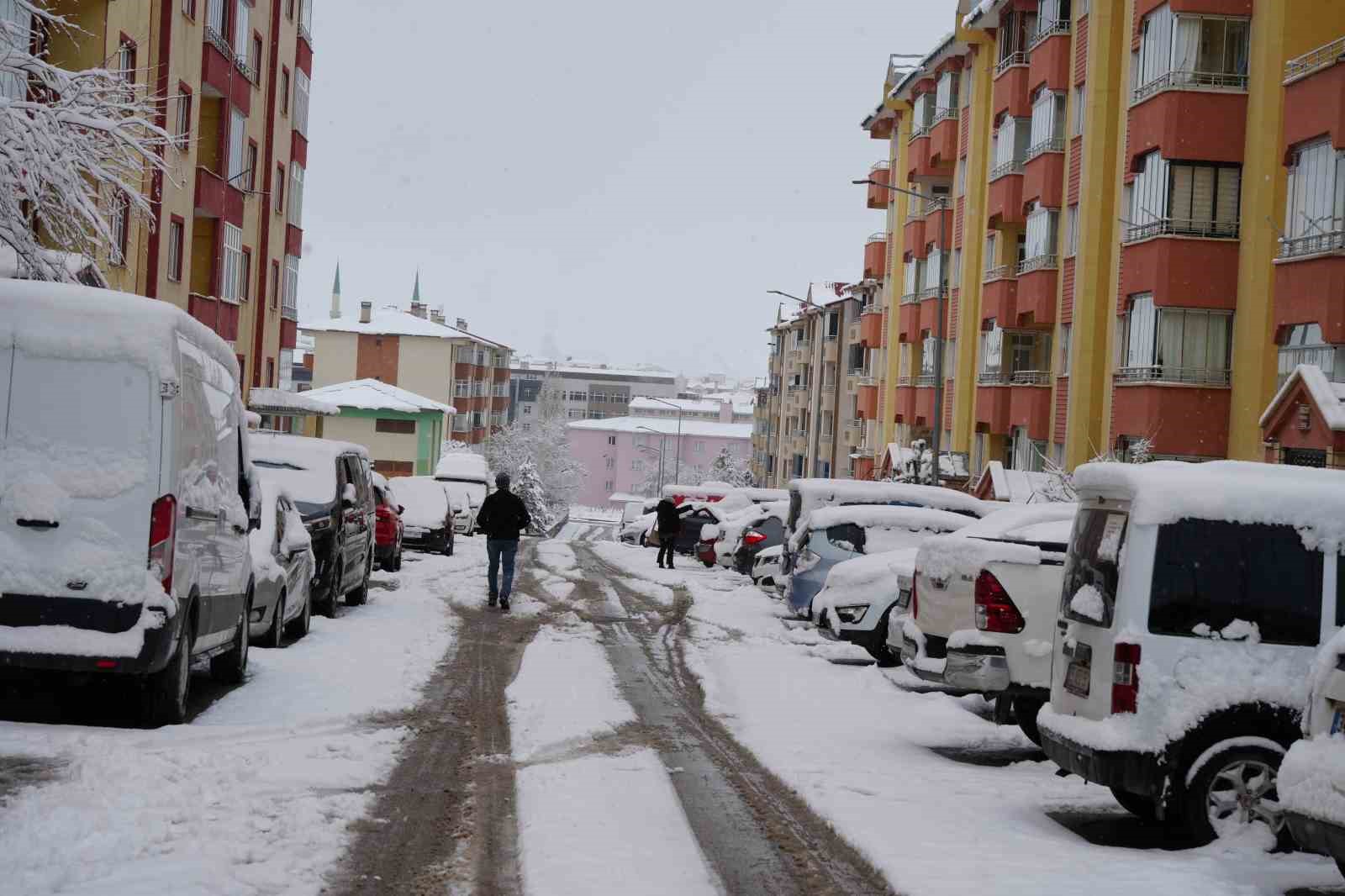 Erzurum’da kar kenti yeniden beyaza bürüdü
