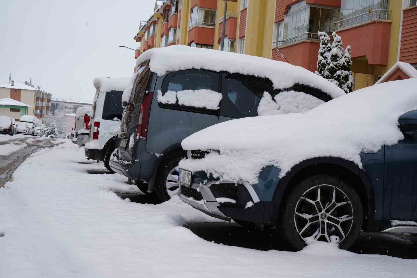 Erzurum’da kar kenti yeniden beyaza bürüdü
