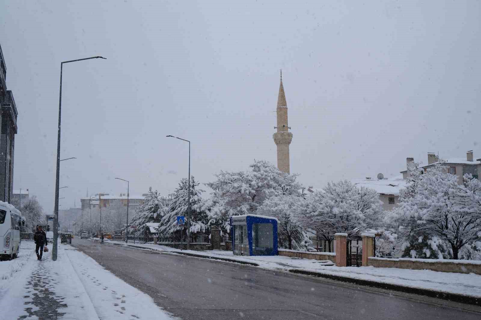 Erzurum’da kar kenti yeniden beyaza bürüdü
