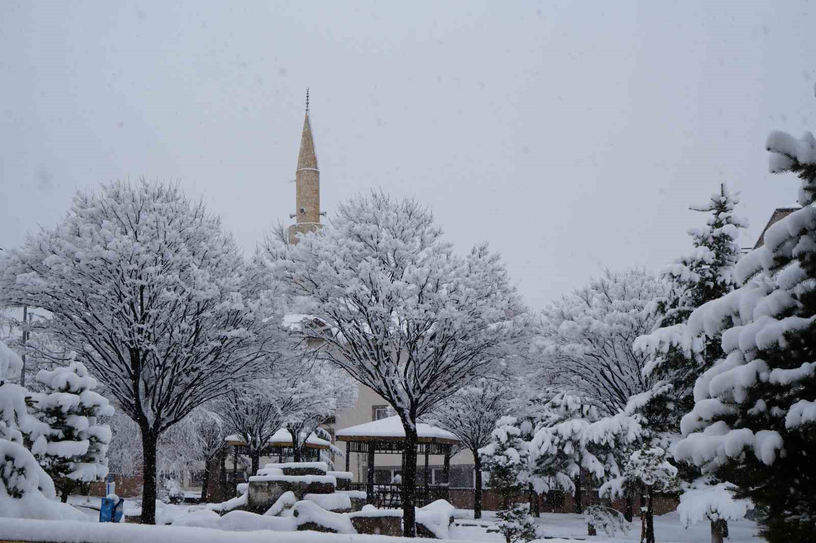 Erzurum’da kar kenti yeniden beyaza bürüdü
