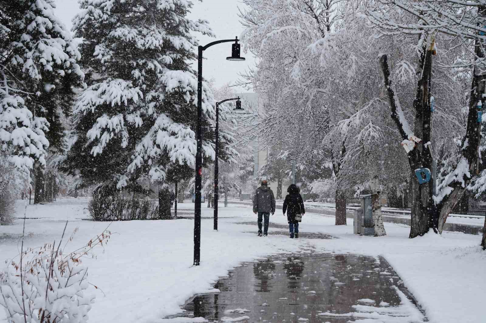 Erzurum’da kar kenti yeniden beyaza bürüdü
