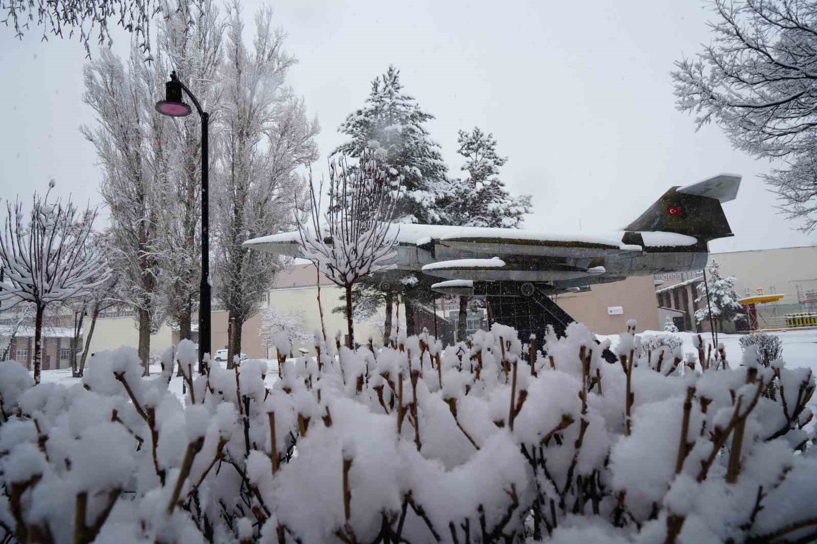 Erzurum’da kar kenti yeniden beyaza bürüdü
