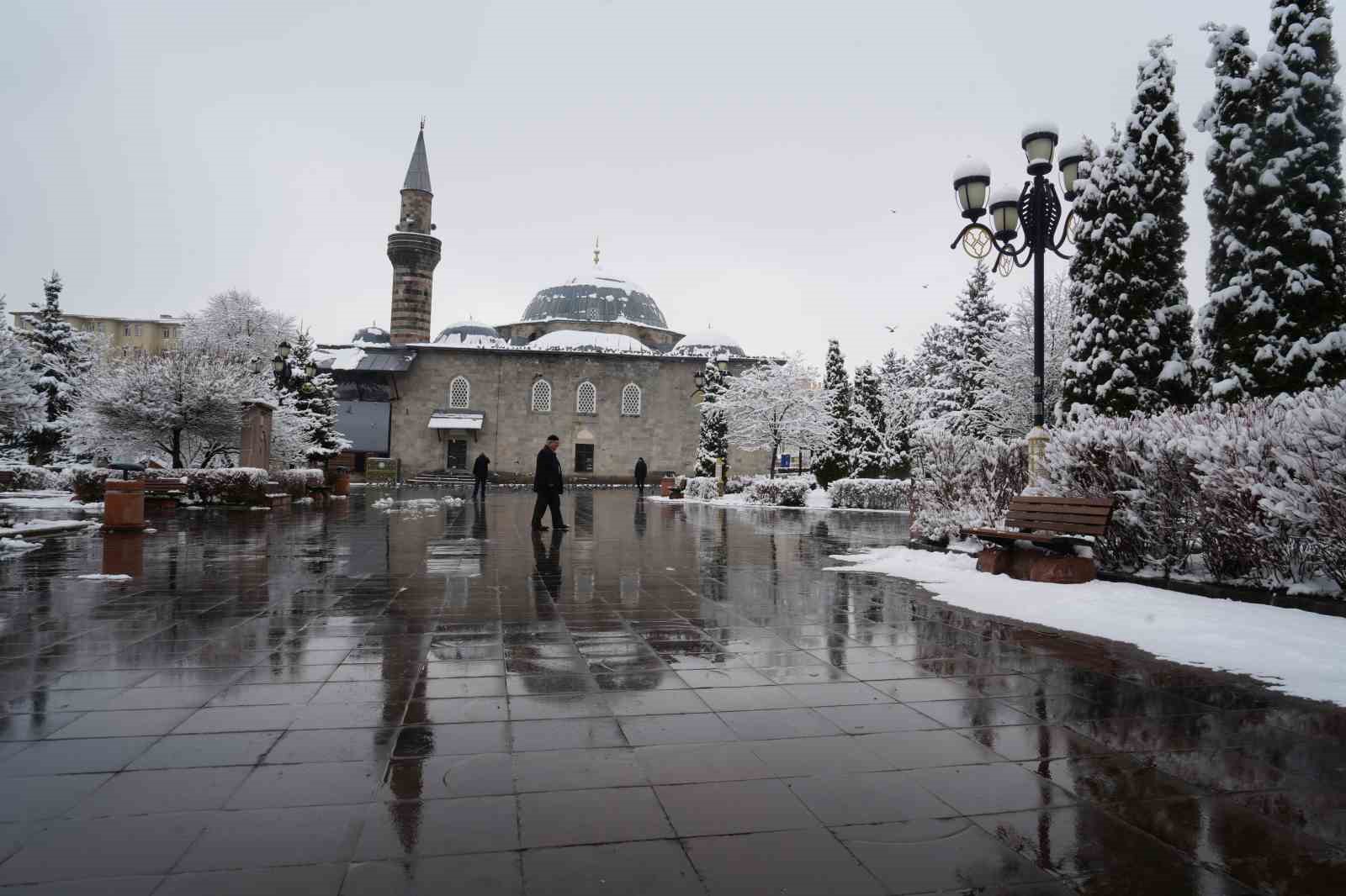 Erzurum’da kar kenti yeniden beyaza bürüdü
