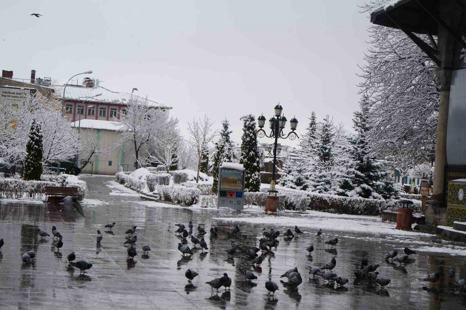 Erzurum’da kar kenti yeniden beyaza bürüdü
