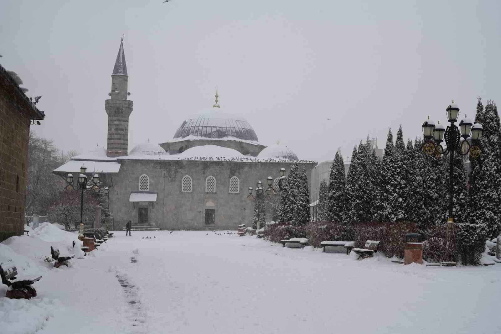 Erzurum’da kar sebebiyle 312 köyün yolu kapalı
