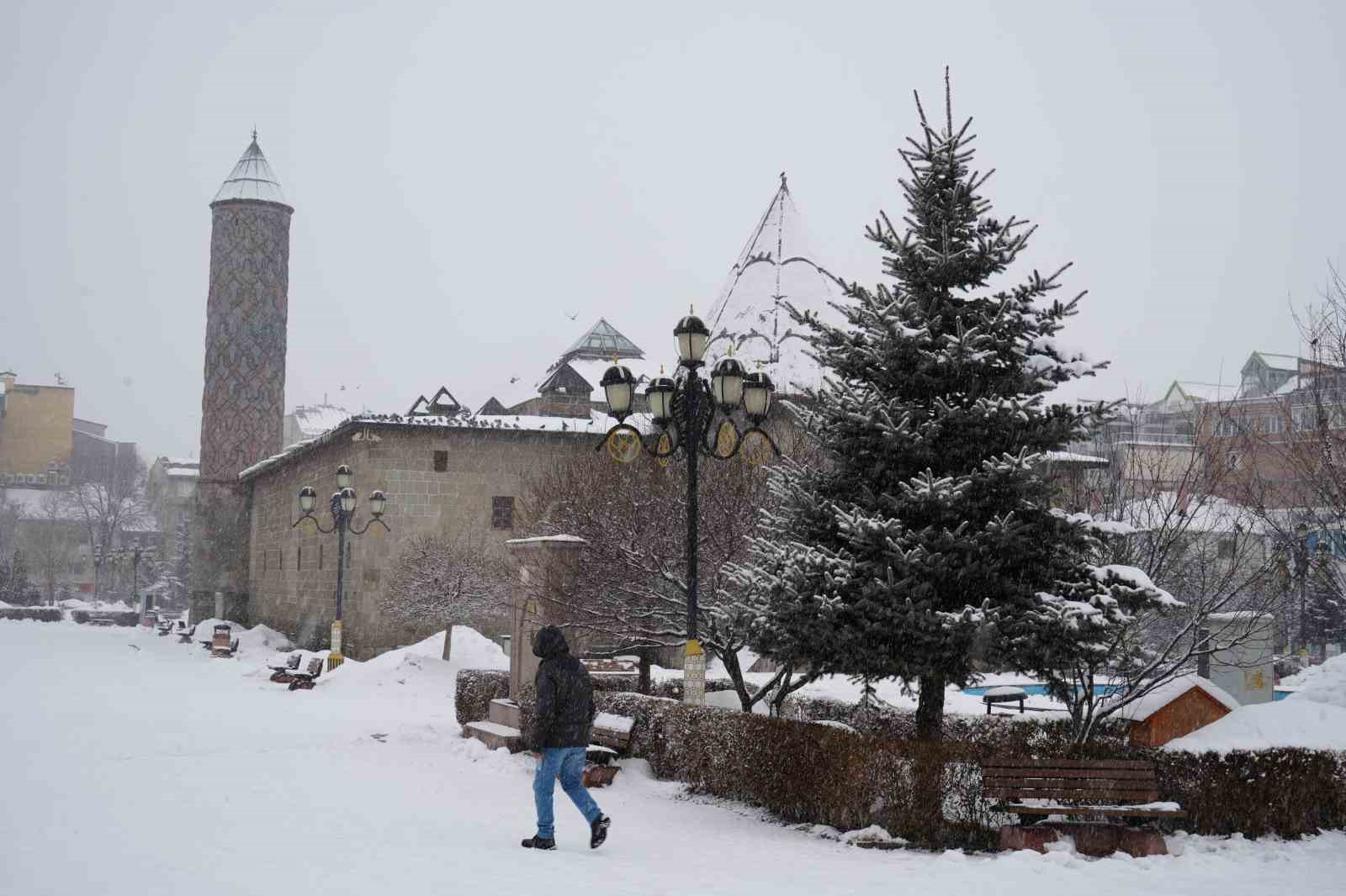 Erzurum’da kar sebebiyle 312 köyün yolu kapalı
