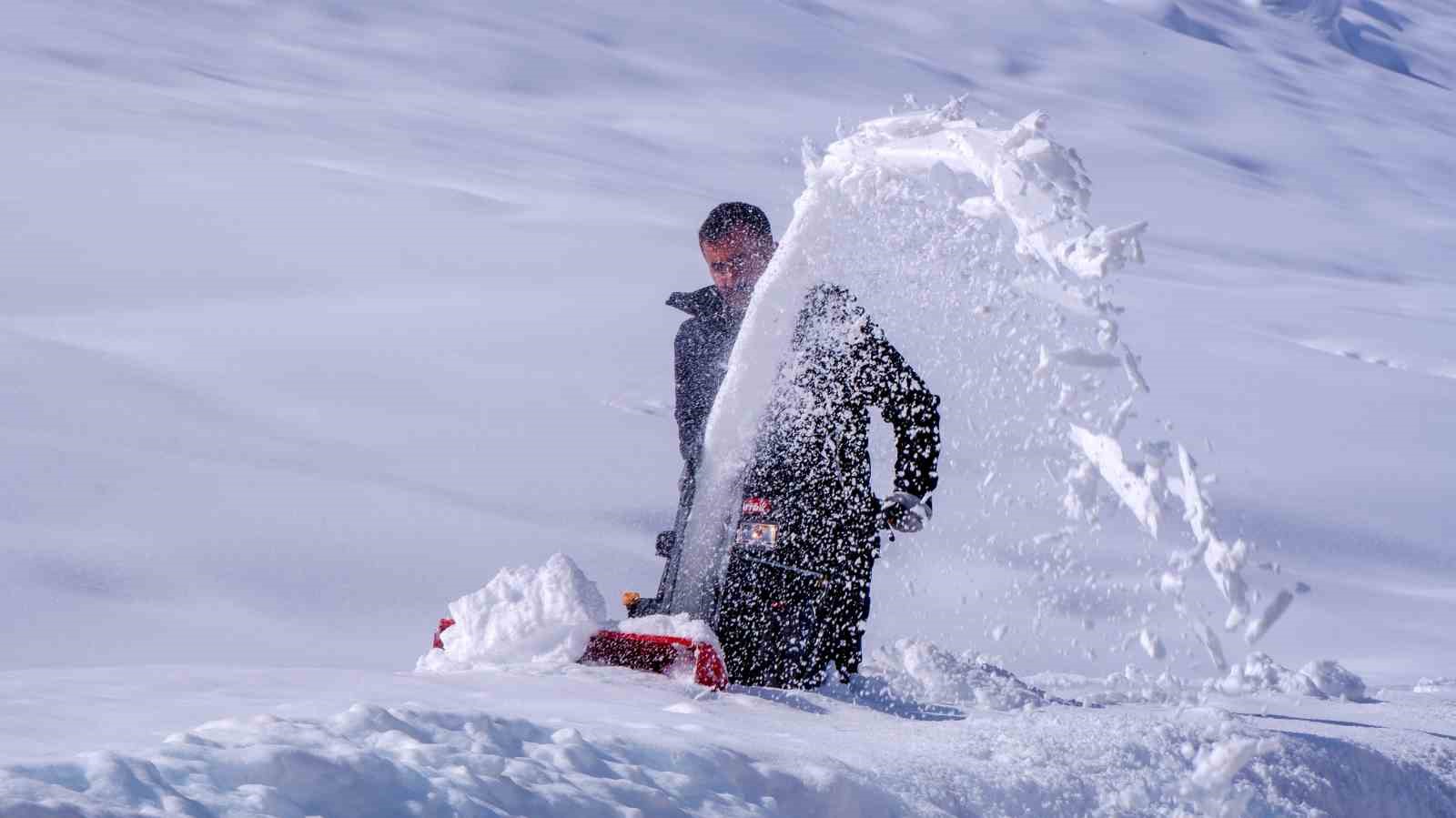 Erzurum’da kar yağışı durdu, çilesi devam ediyor
