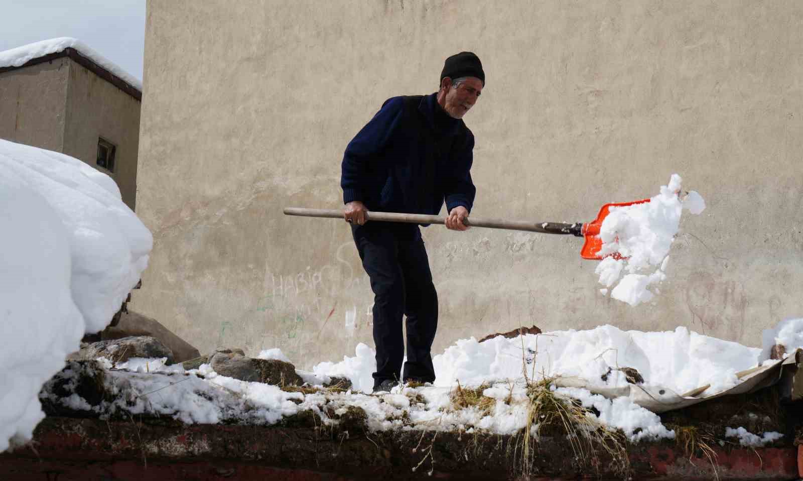 Erzurum’da kar yağışı durdu, çilesi devam ediyor
