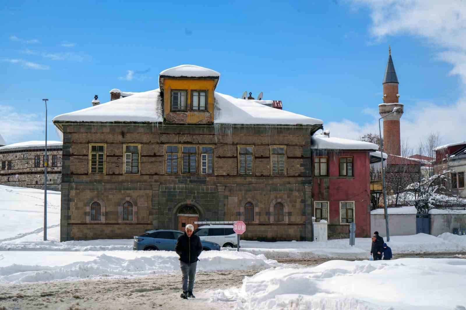Erzurum’da kar yağışı durdu, çilesi devam ediyor
