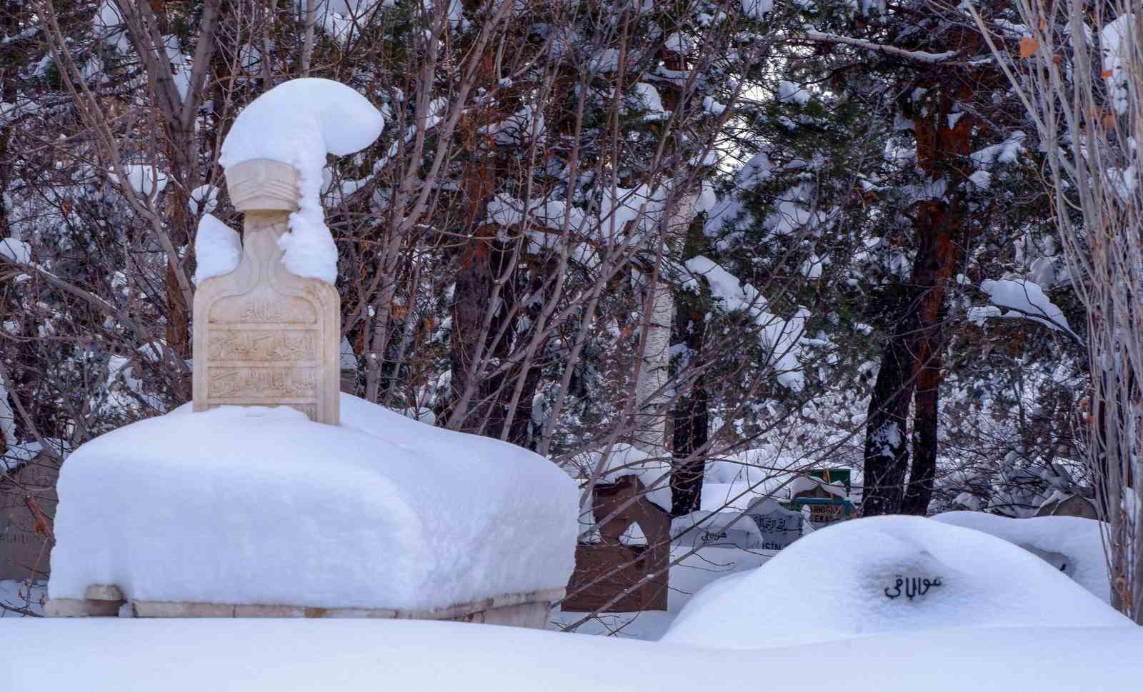 Erzurum’da kar yağışı durdu, çilesi devam ediyor
