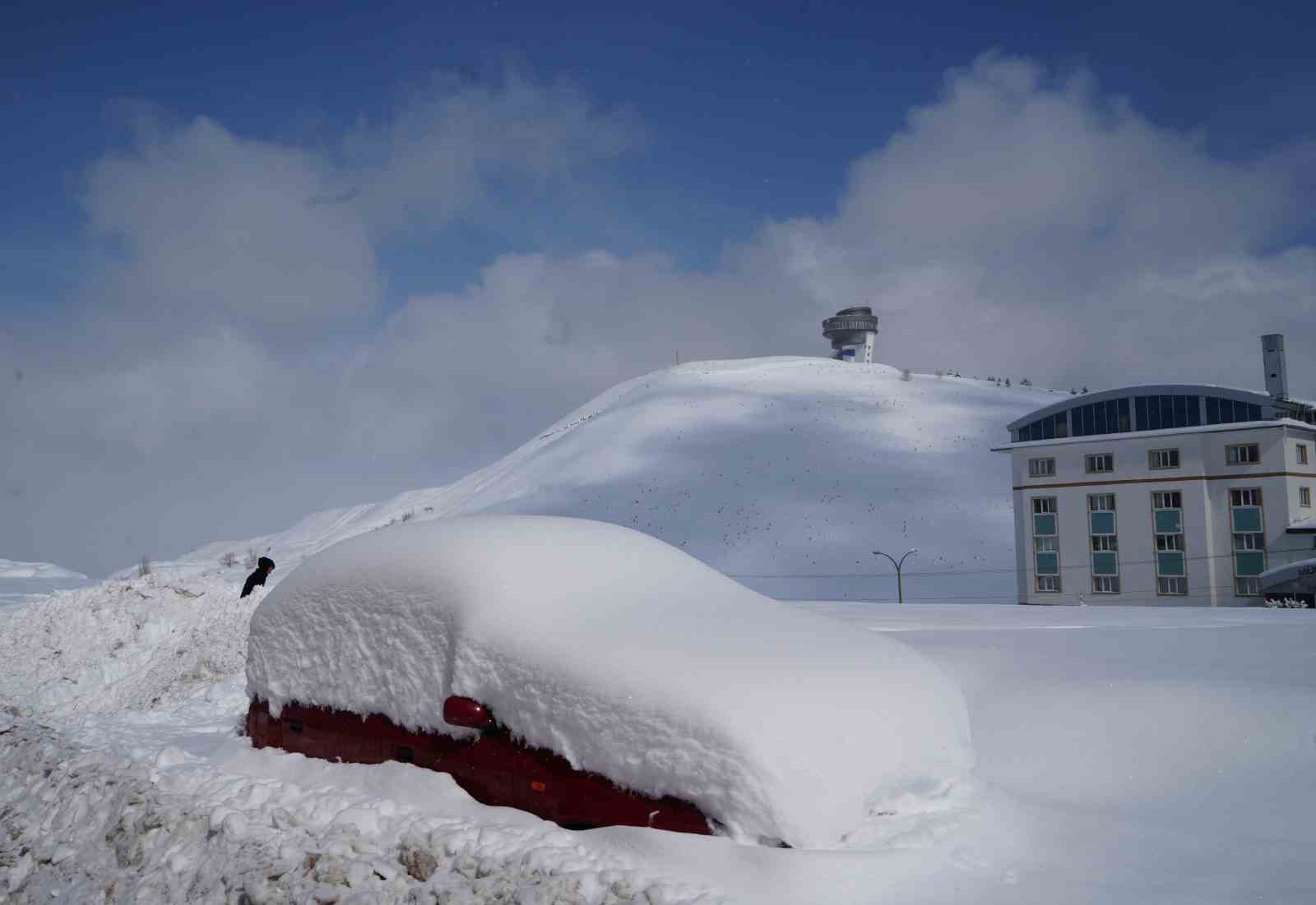 Erzurum’da kar yağışı durdu, çilesi devam ediyor
