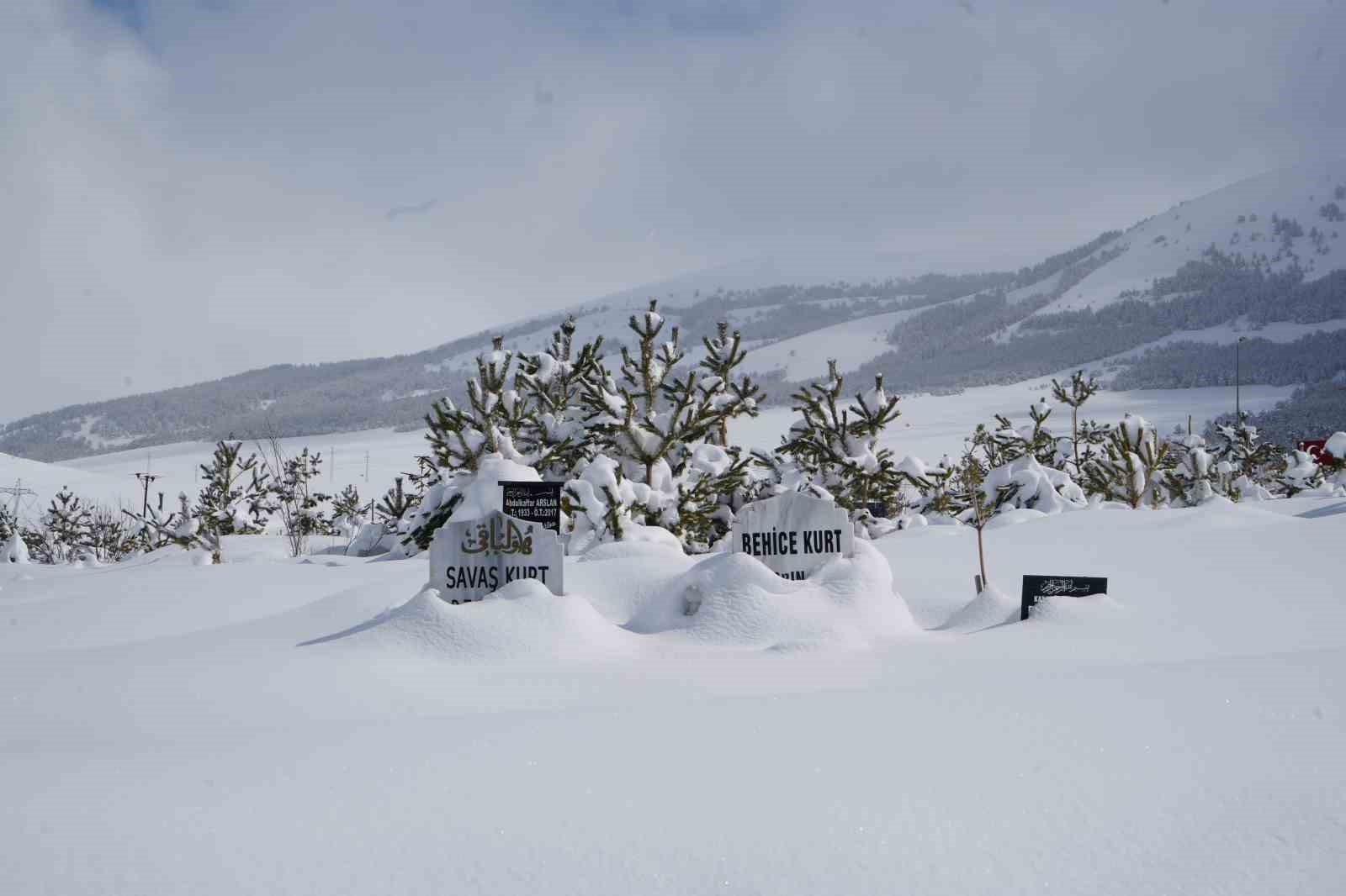 Erzurum’da kar yağışı durdu, çilesi devam ediyor
