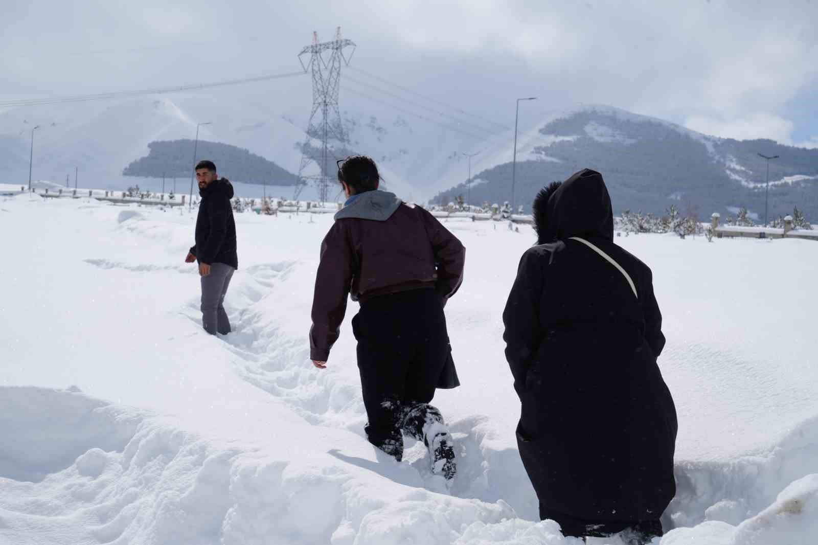 Erzurum’da kar yağışı durdu, çilesi devam ediyor
