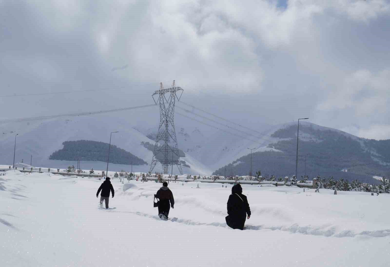 Erzurum’da kar yağışı durdu, çilesi devam ediyor
