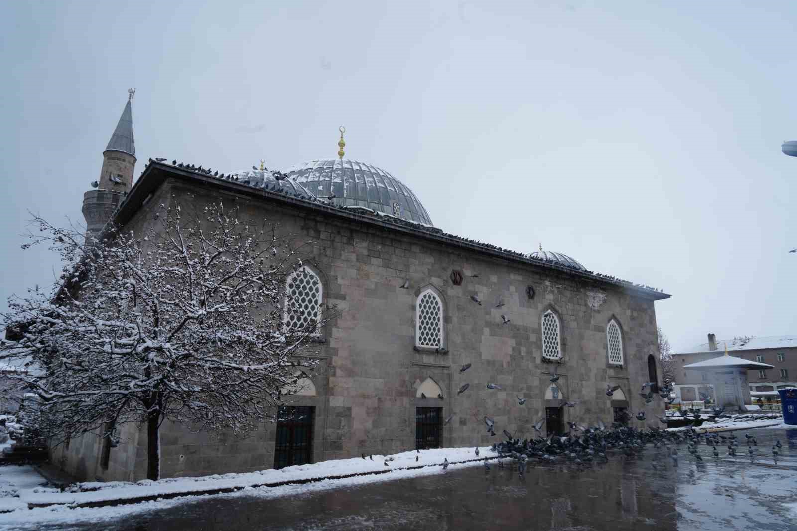 Erzurum’da kar yağışı etkili oluyor
