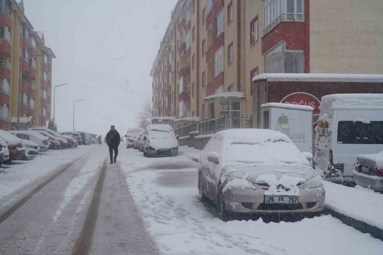 Erzurum’da kar yağışı etkili oluyor
