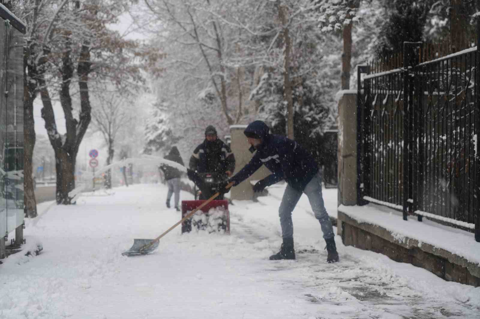 Erzurum’da kar yağışı etkili oluyor
