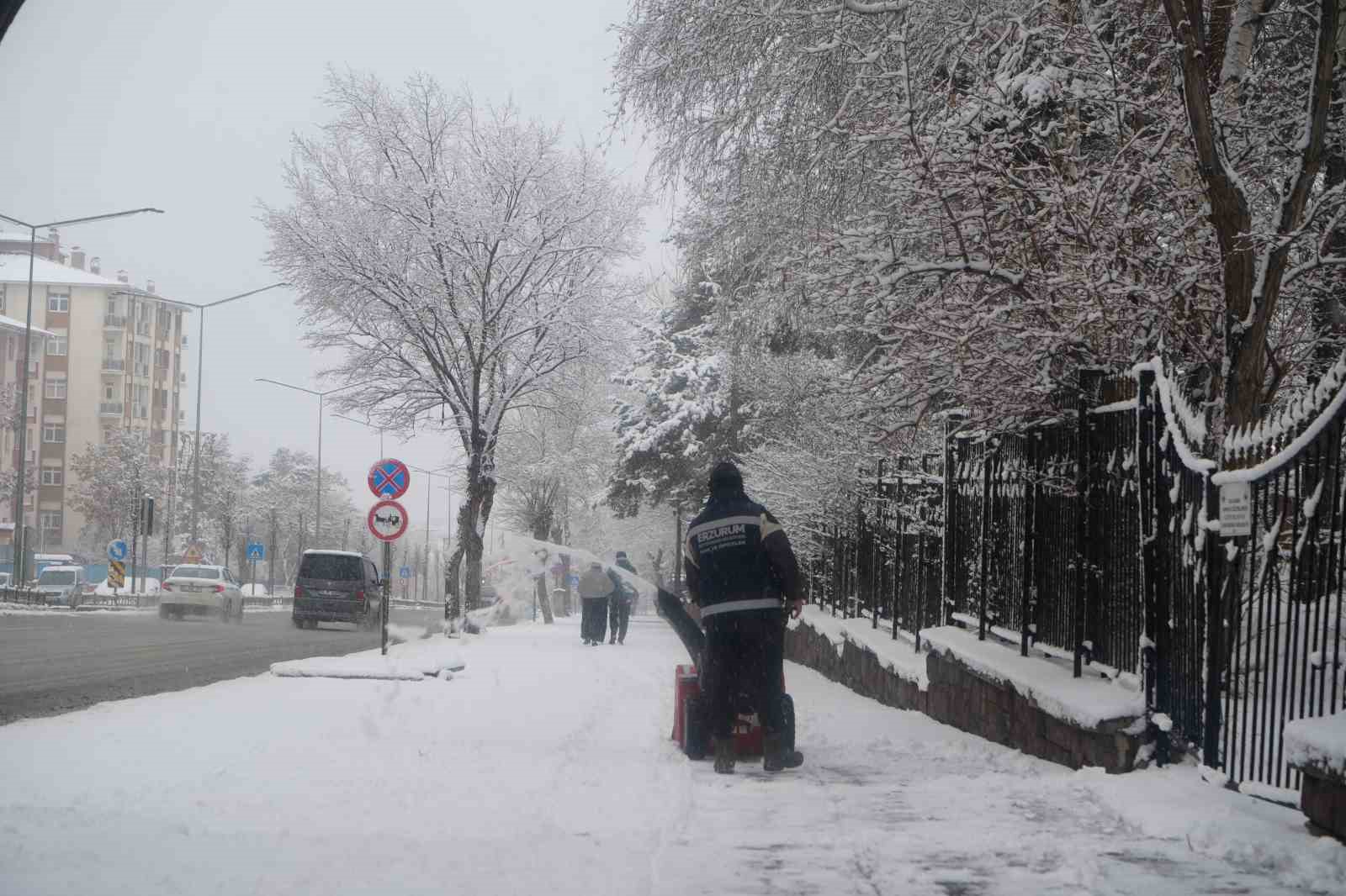Erzurum’da kar yağışı etkili oluyor
