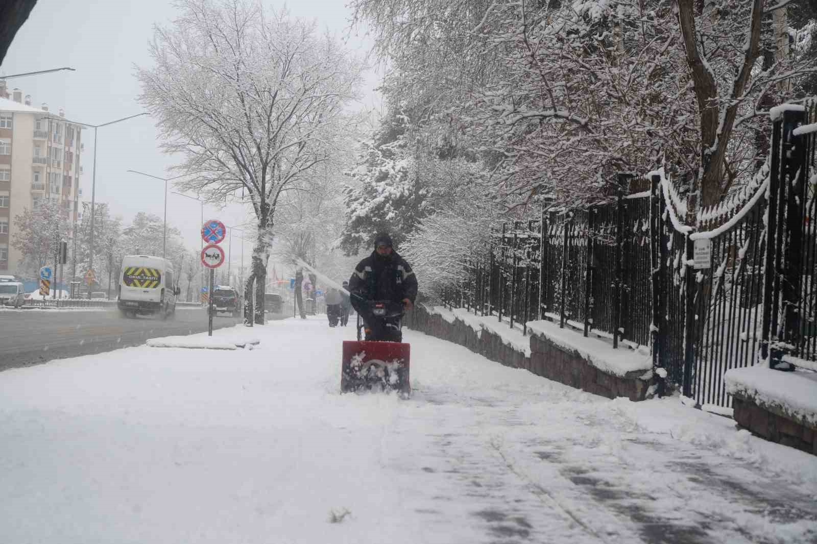 Erzurum’da kar yağışı etkili oluyor
