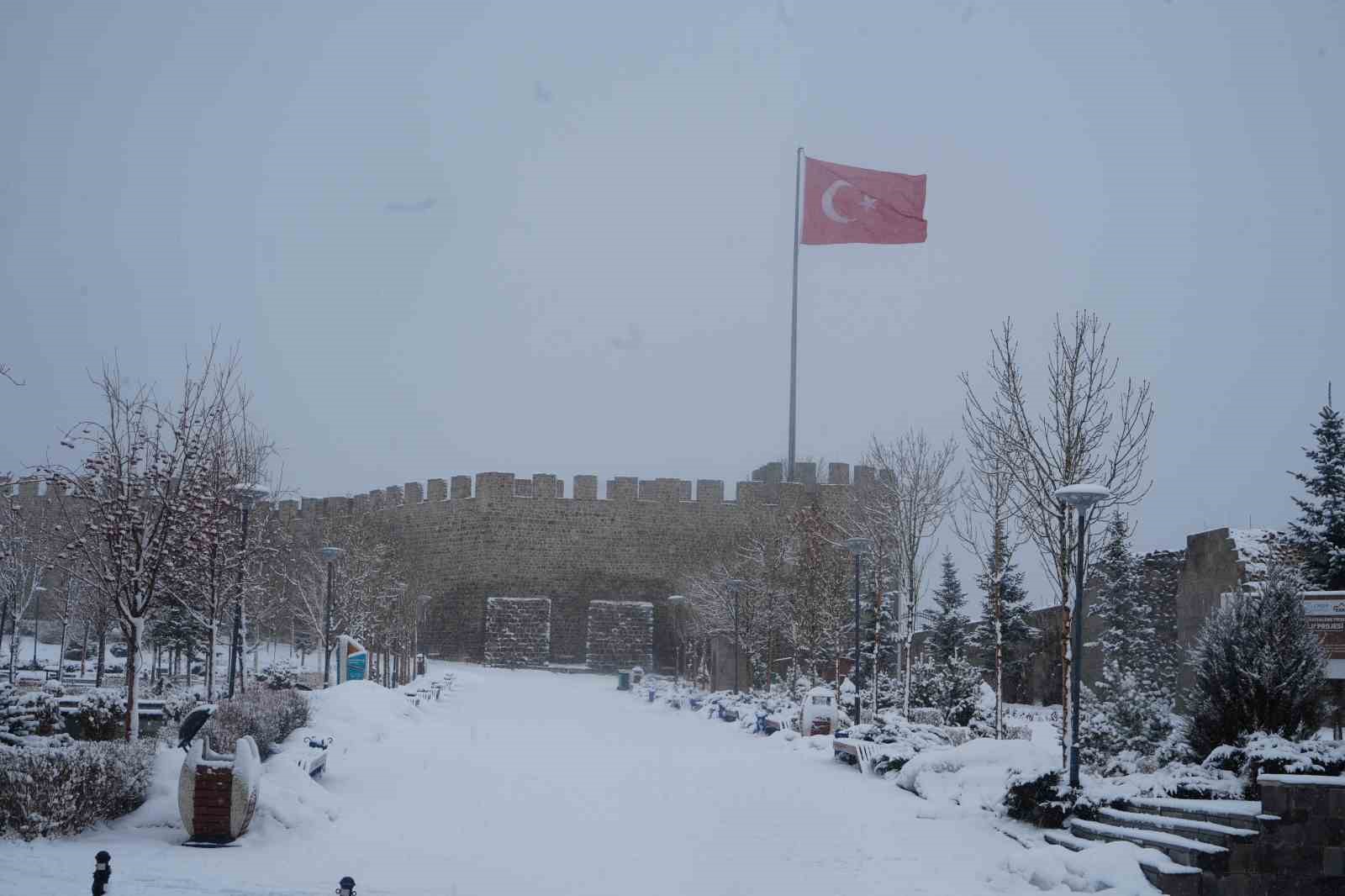 Erzurum’da kar yağışı etkili oluyor
