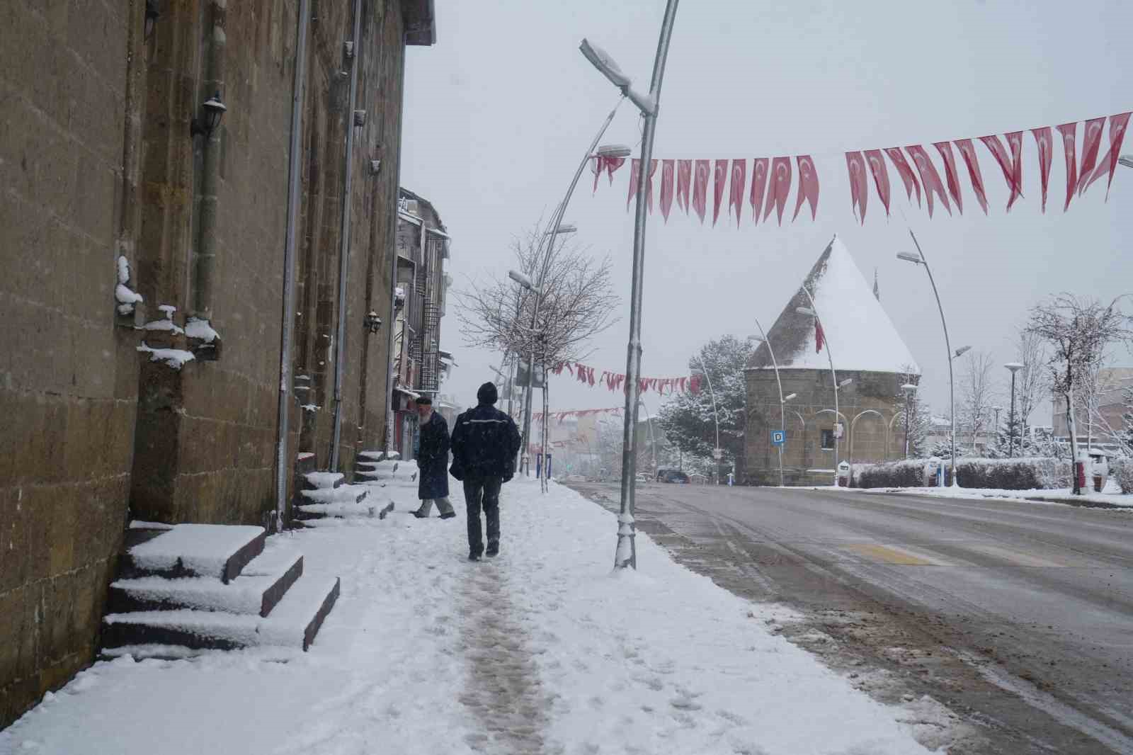 Erzurum’da kar yağışı etkili oluyor
