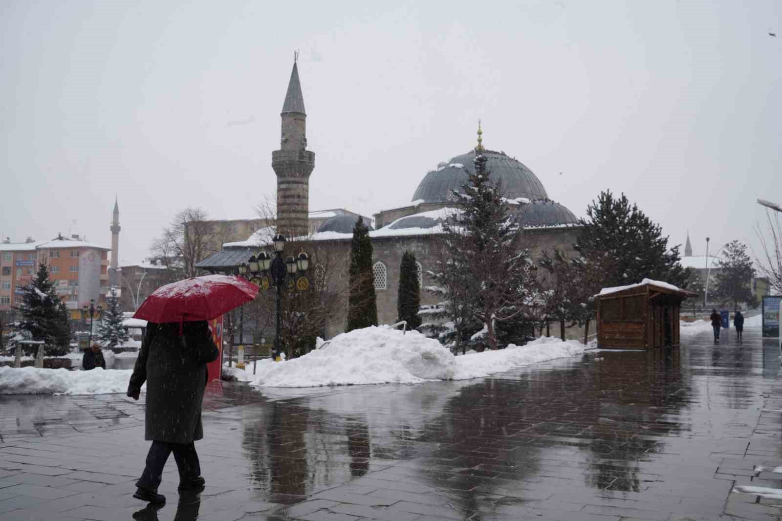 Erzurum’da kar yağışı etkili oluyor
