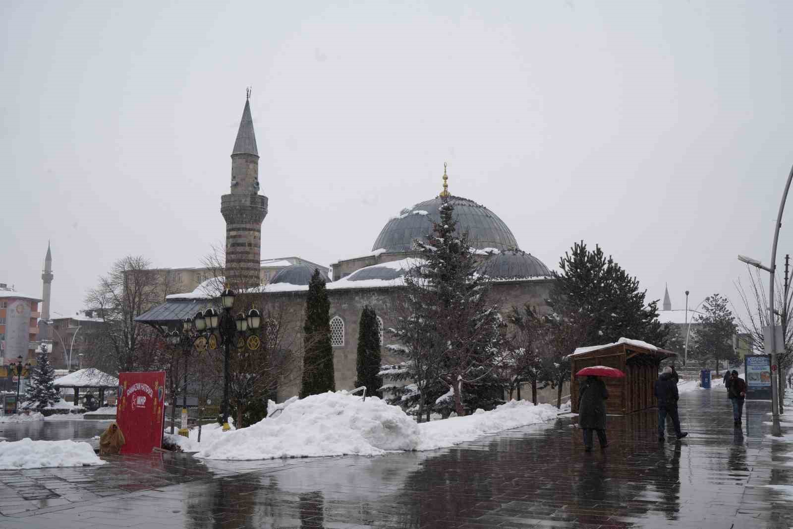 Erzurum’da kar yağışı etkili oluyor
