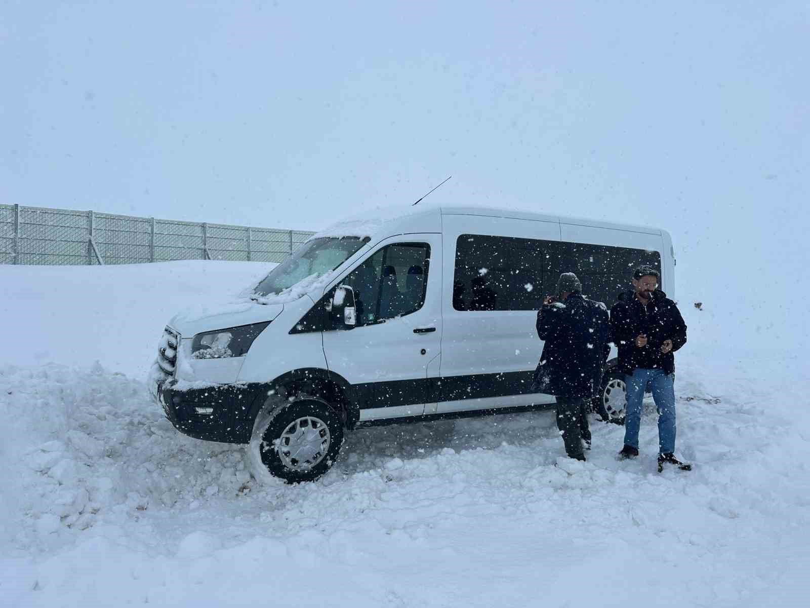 Erzurum’da kar yağışı ve tipi nedeniyle araçlar yolda mahsur kaldı
