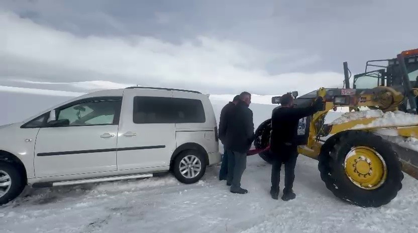 Erzurum’da kara saplanan otomobil 3 saat mahsur kaldı
