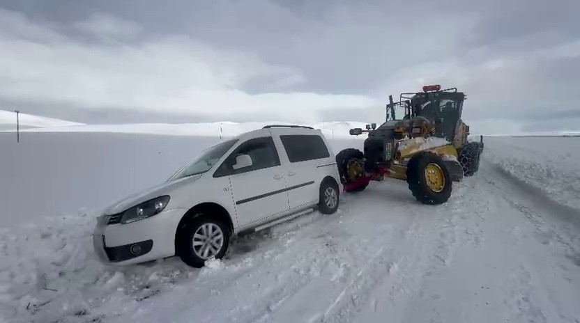 Erzurum’da kara saplanan otomobil 3 saat mahsur kaldı
